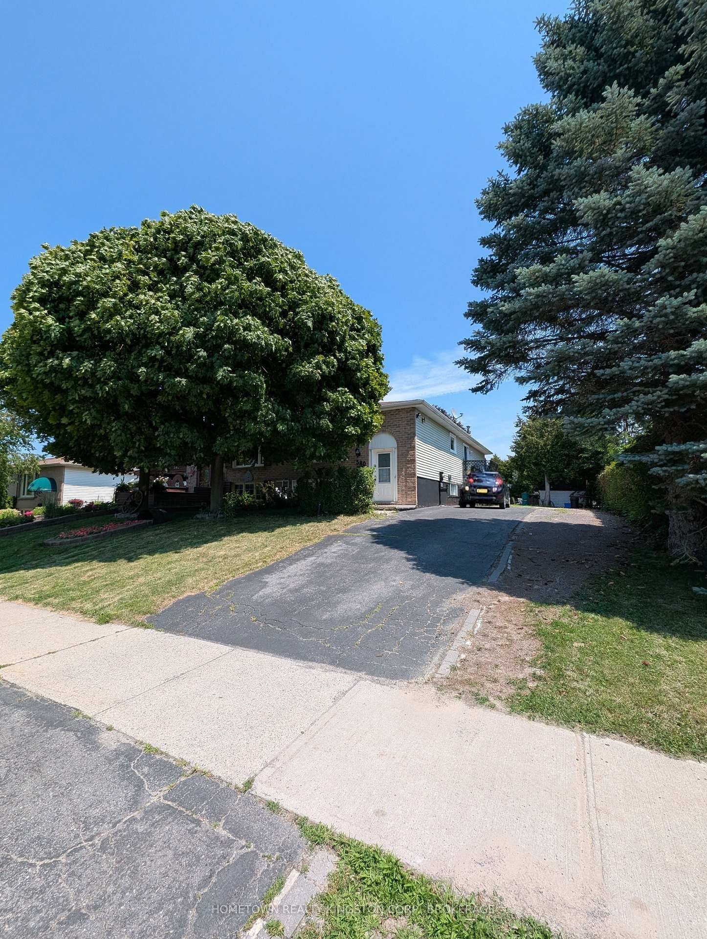 Property Photo: 580 Gavin Court 2 ON K7M 8B3