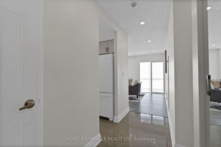 Property Photo:  350 Webb Drive 112  ON L5B 3W4 