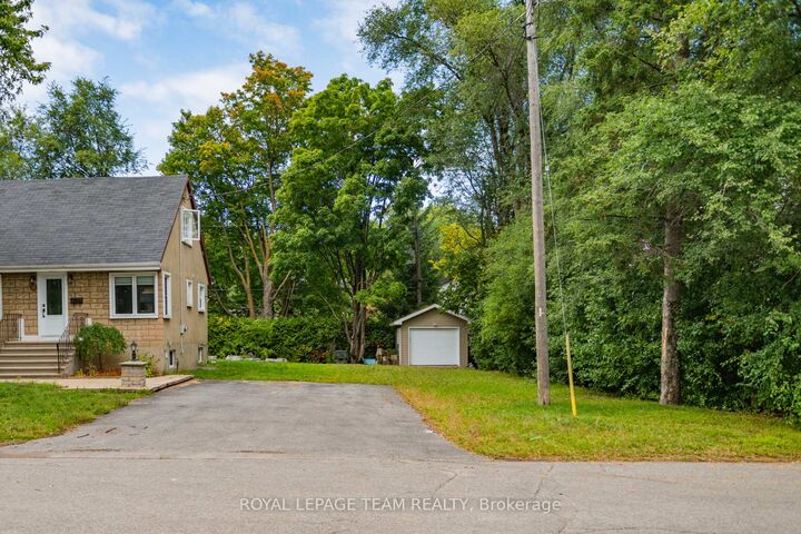Property Photo:  7 Tower Road  ON K2G 2E2 