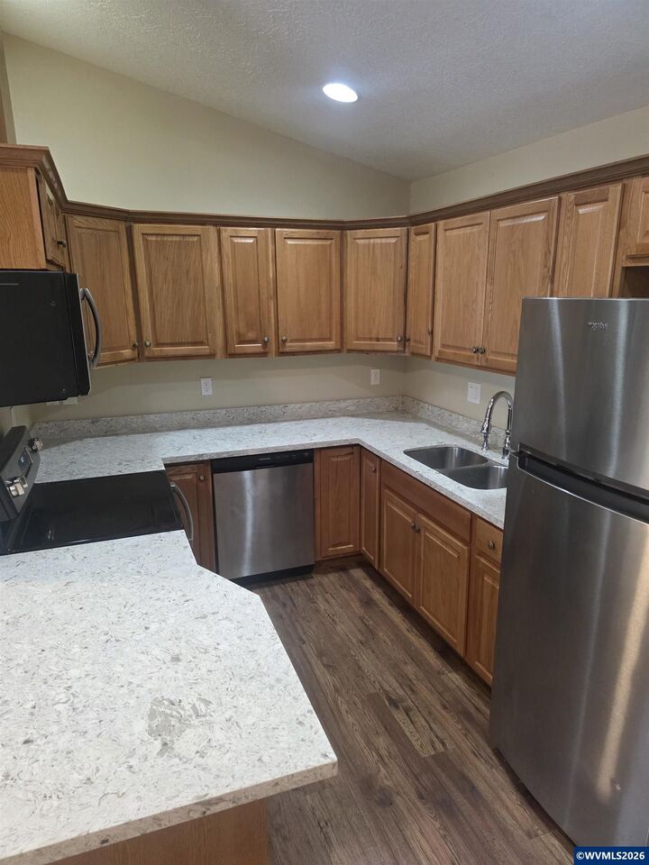 Property Photo:  1014-101 Arthur Wy NW  OR 97304 