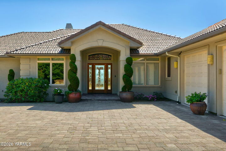 Property Photo:  616 N 65th Ave  WA 98908 