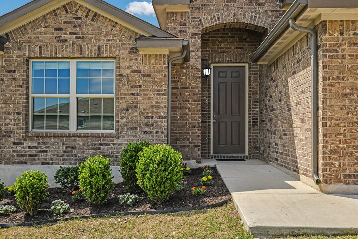 Property Photo: 309 Chickasaw Lane TX 78634