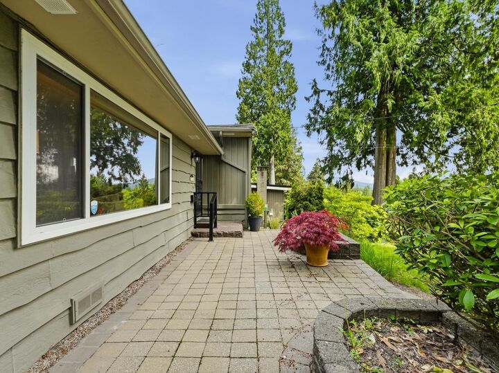 1380 Coleman Street — photo 1