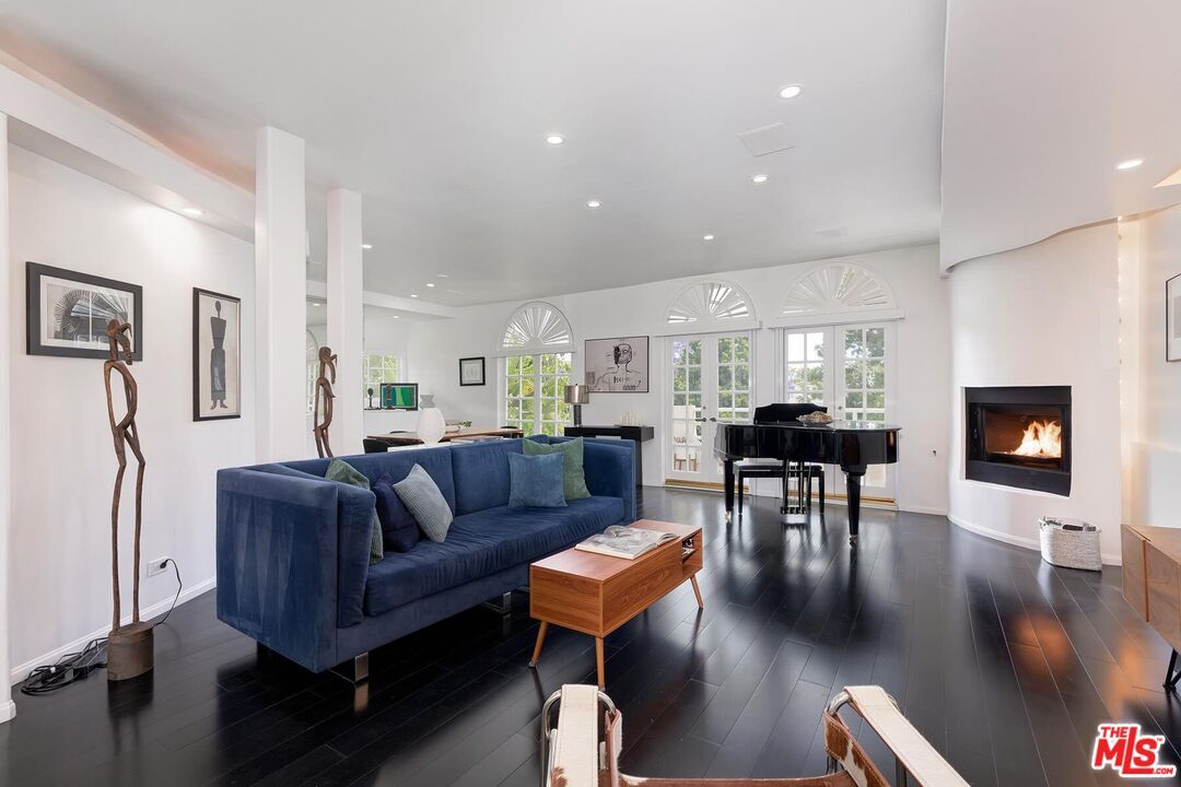 Property Photo:  9921 Durant Dr, Unit 2  CA 90212 