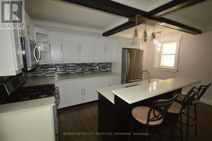 Property Photo: 447 Raglan Street South ON K7V 1R9