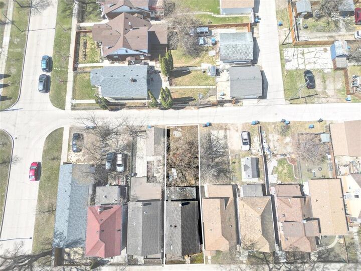 Property Photo: 410 Powers Street MB R2W 4R4