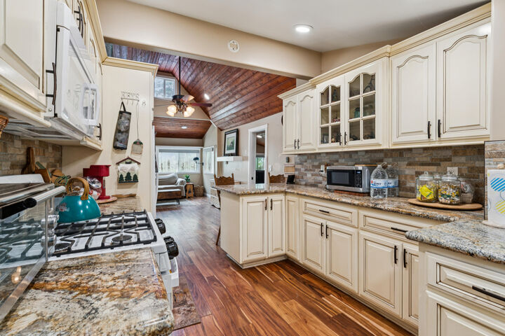 Property Photo: 1557 Edge Cliff CA 92352