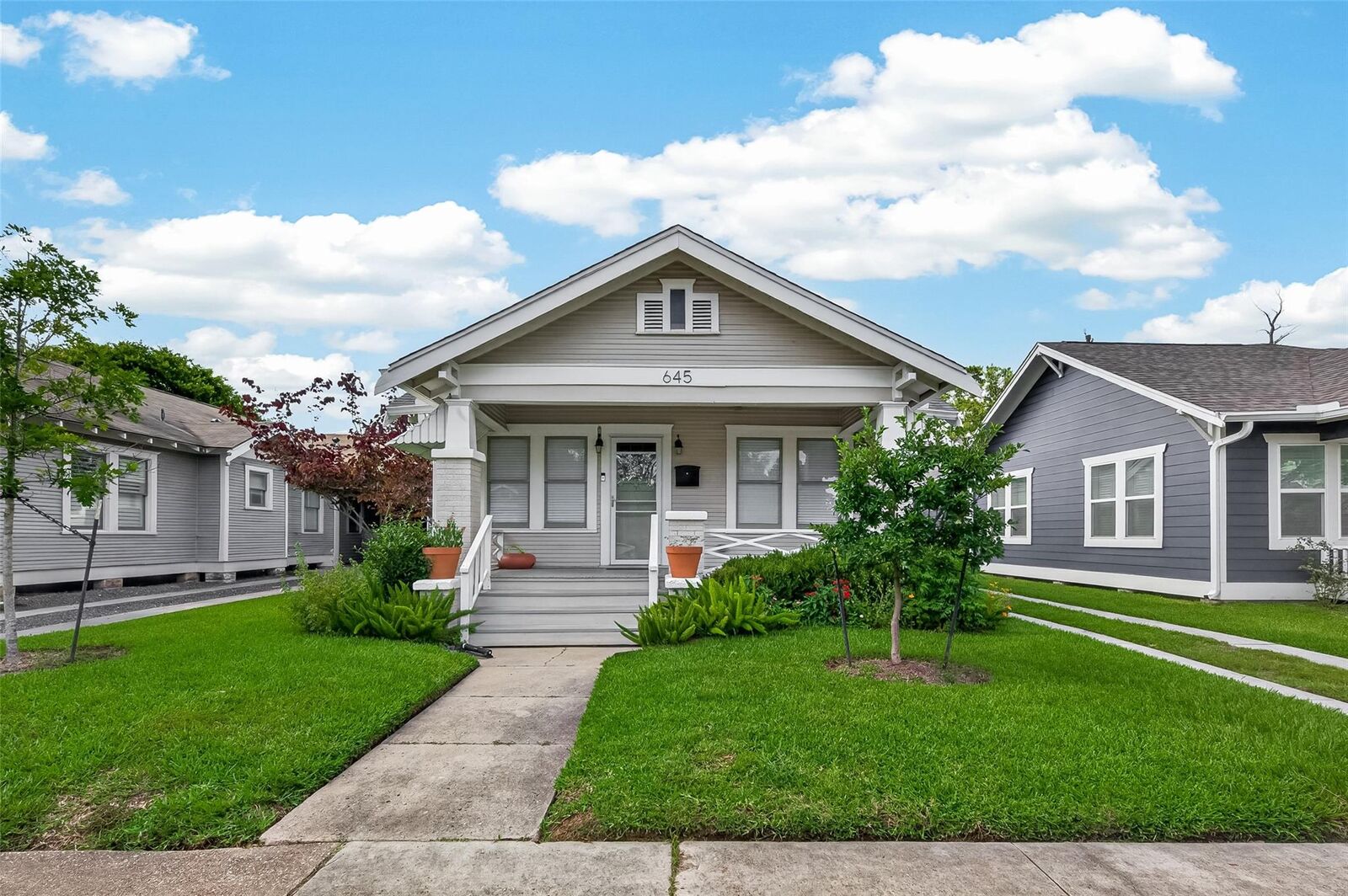 Property Photo:  645 E 14th Street  TX 77008 