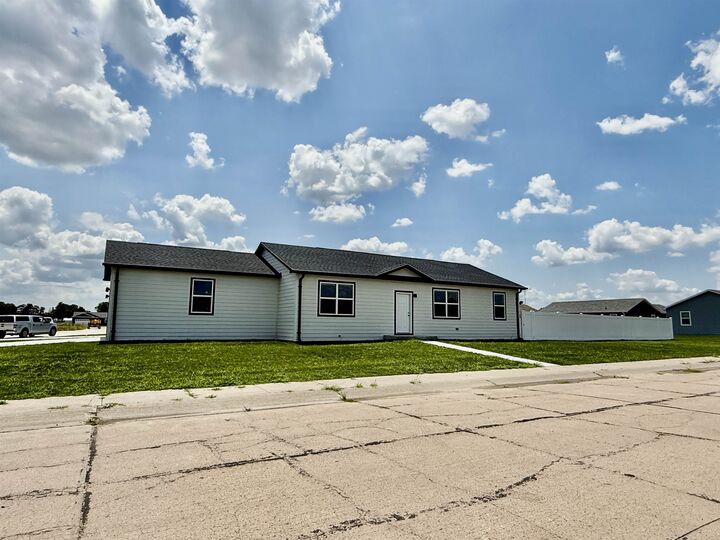 Property Photo: 1620 N Washington Ave NE 69101