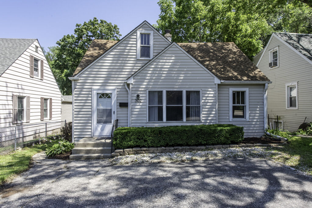 Property Photo: 302 E Washington Street IL 60073