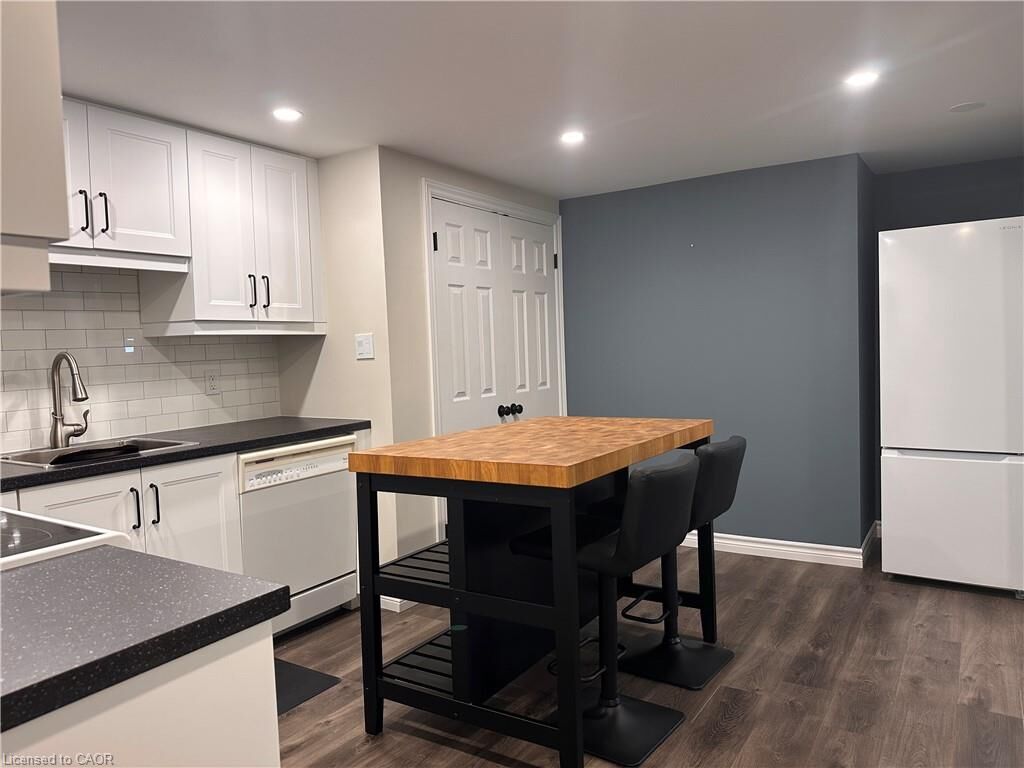 Property Photo:  