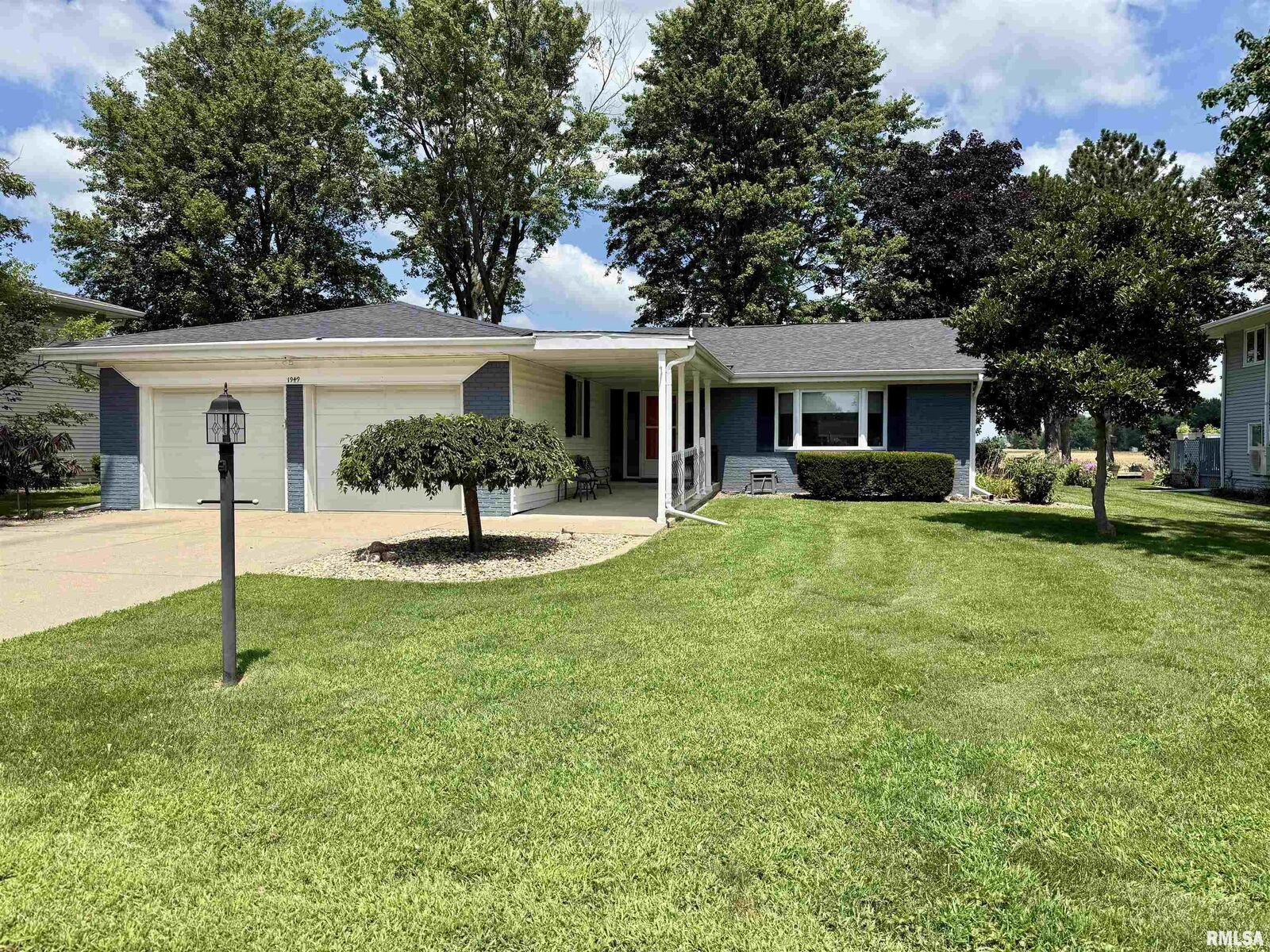 Property Photo: 1949 W Losey Street IL 61401