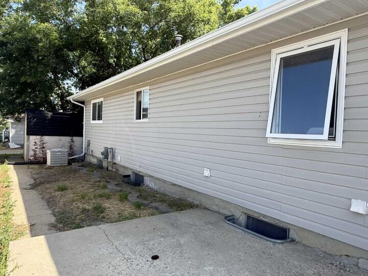 Property Photo:  324 3 Avenue E  AB T0J 1P0 