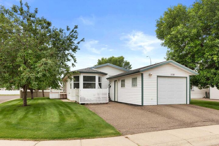 Property Photo: 1600 Strachan Road SE 118 AB T1B 4M3