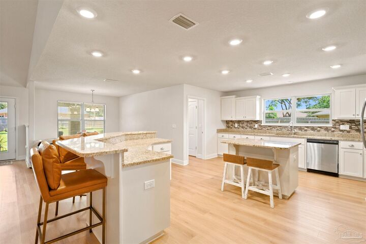 Property Photo: 6009 Parsonage Cir FL 32570