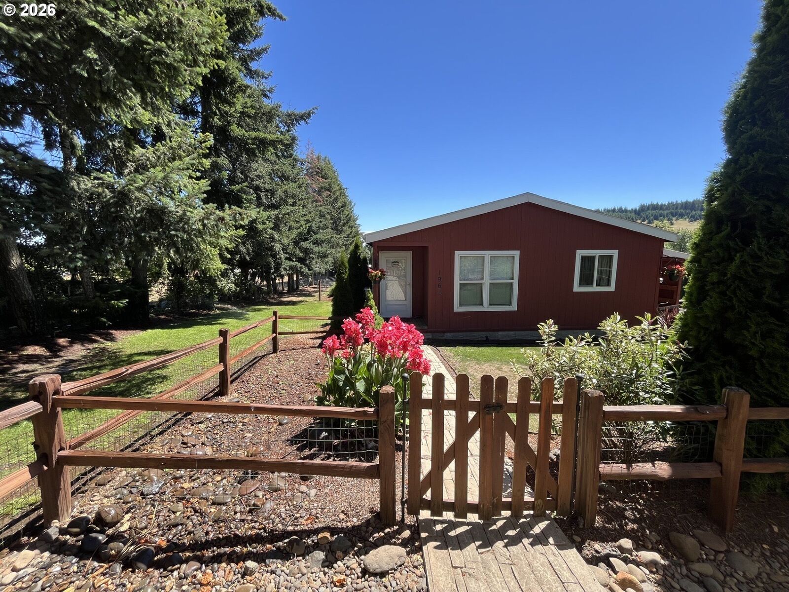 Property Photo: 1960 SE Uglow Ave OR 97338