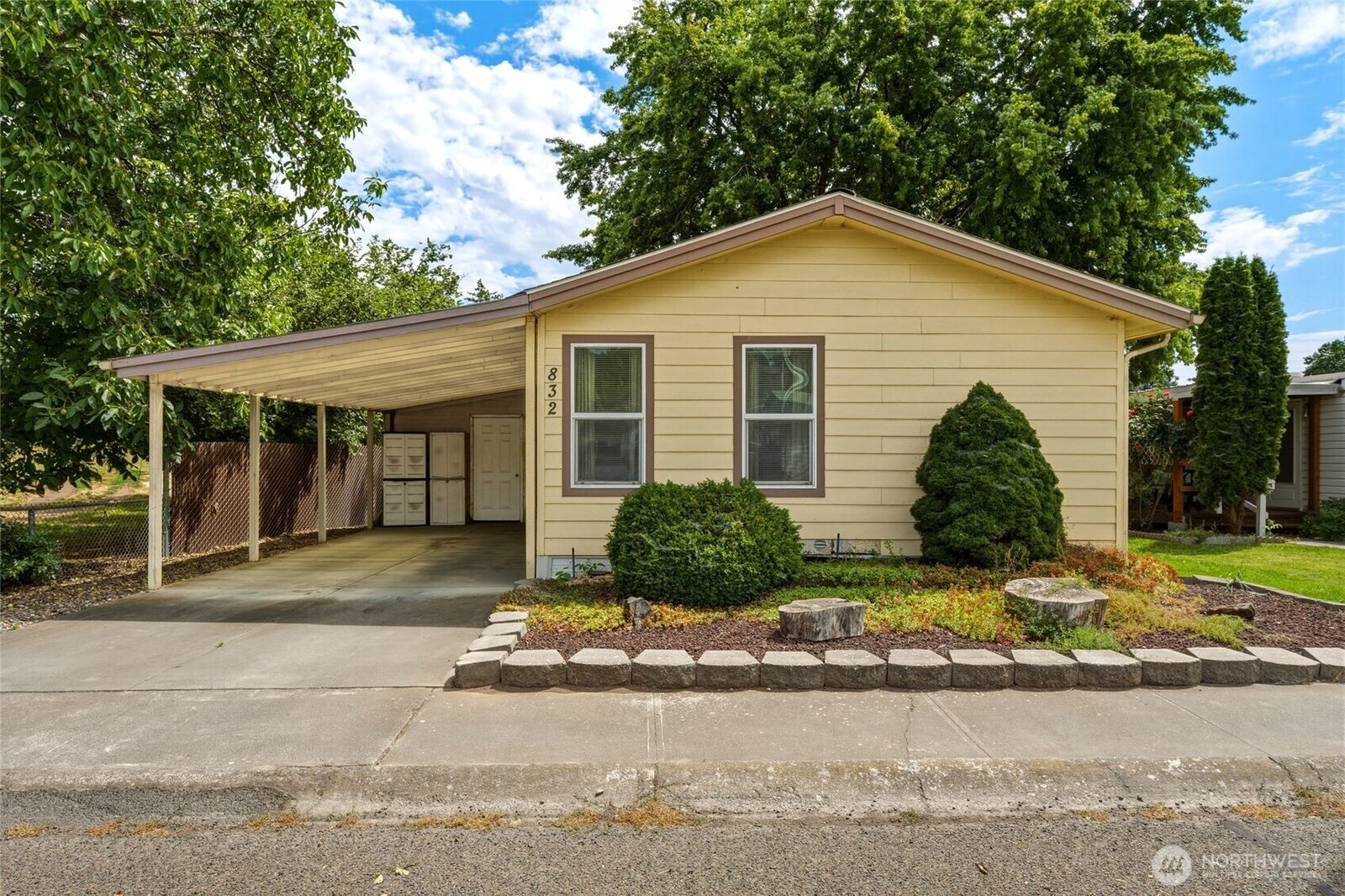 Property Photo: 832 SE Scenic View Drive WA 99324