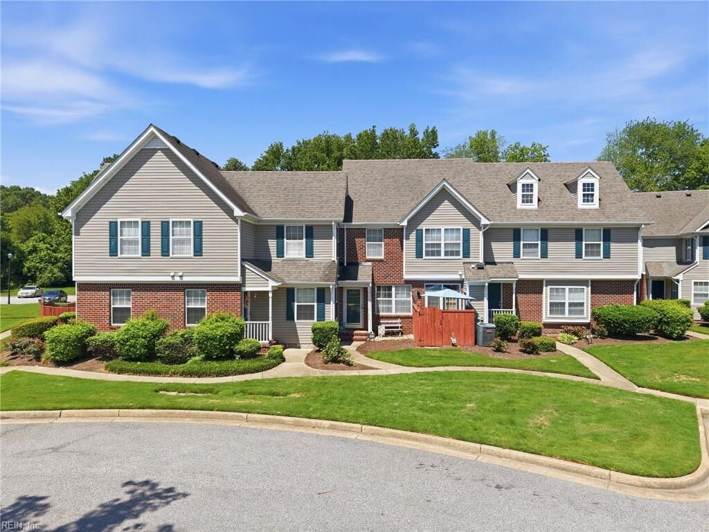 Property Photo: 802 Primrose Ln VA 23320