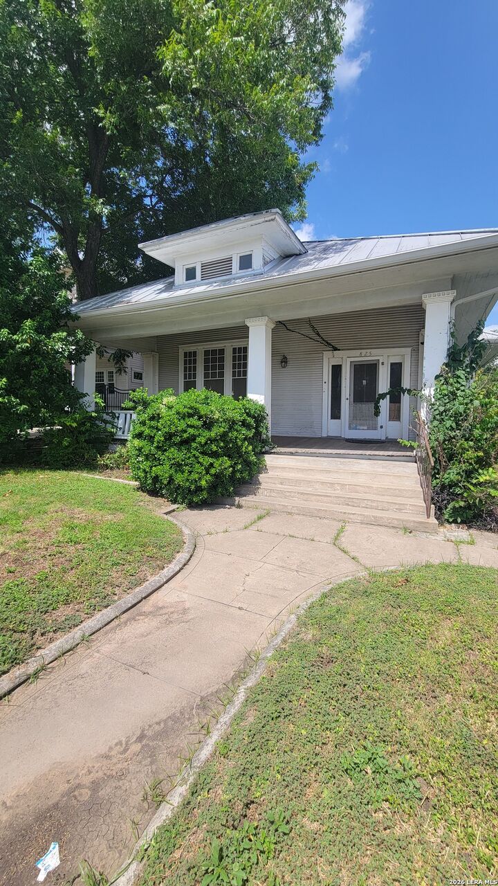 Property Photo:  825 N Pine St  TX 78202 
