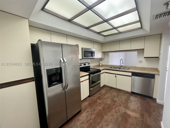 Property Photo:  520 Brickell Key Dr A1512  FL 33131 