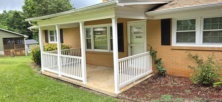 Property Photo: 180 Edgewood Drive SC 29307-4531