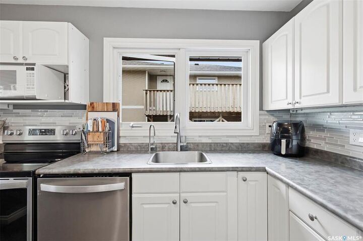 Property Photo:  917 S Avenue N  SK S7L 3A7 