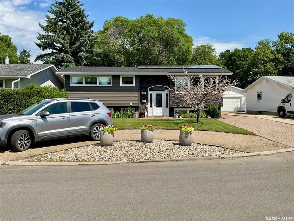 Property Photo: 30 Rosewood Place SK S4S 5N5