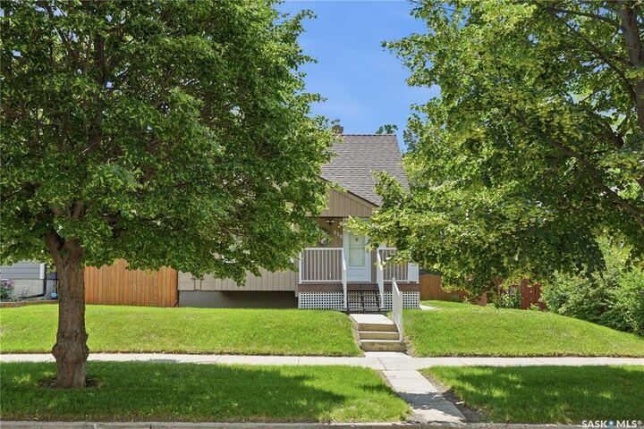 Property Photo:  818 5th Street E  SK S7H 1G9 