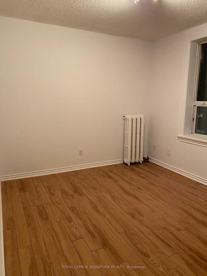 Property Photo:  2 London Street 3  ON M6G 1M9 