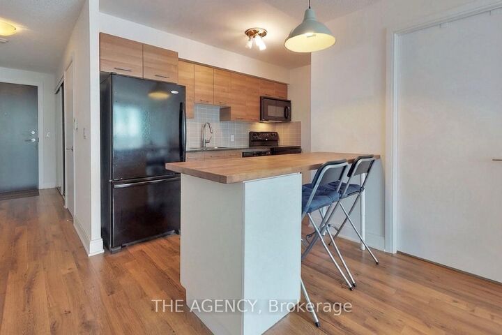 Property Photo:  135 Village Green Square 1015  ON M1S 0G4 