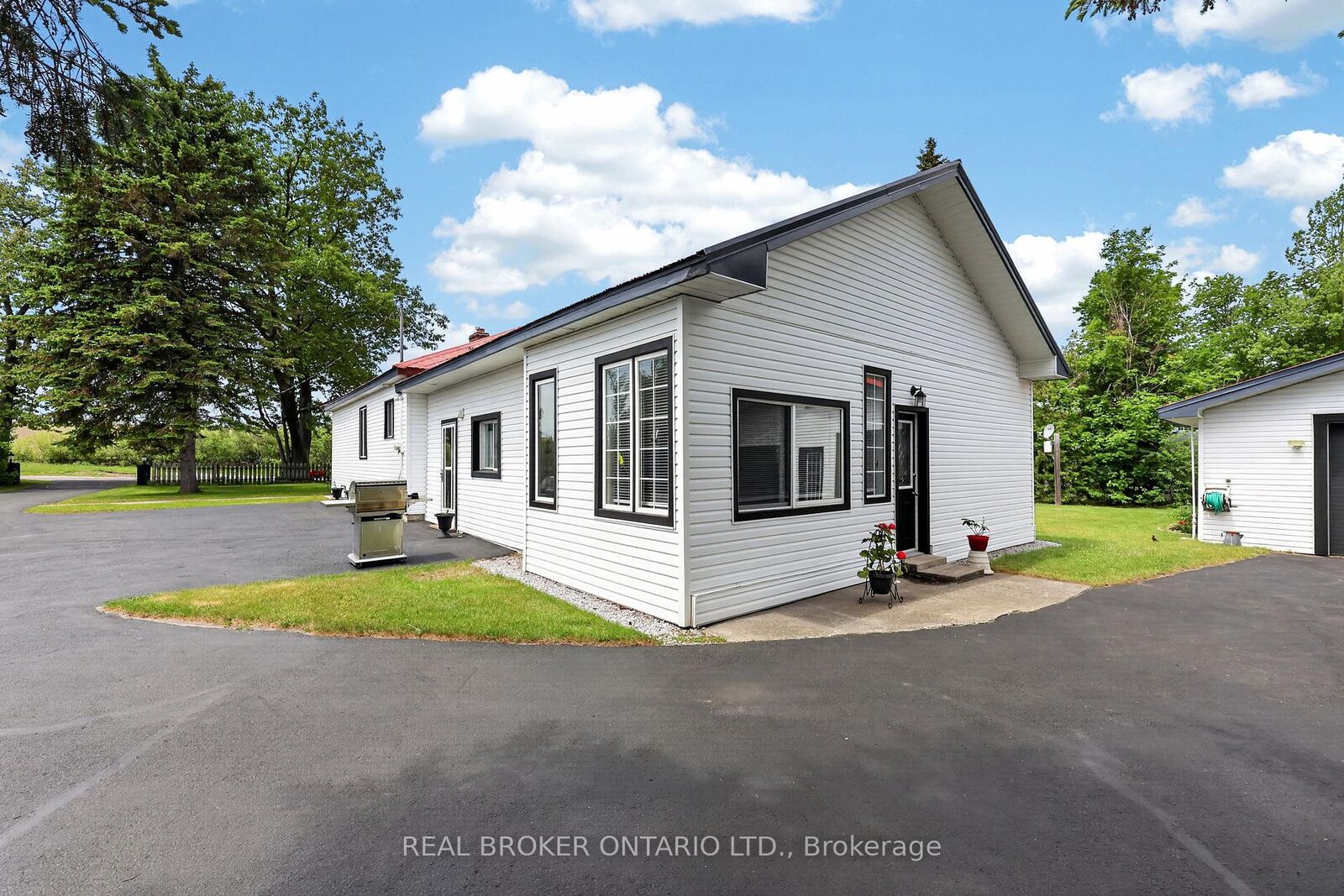 Property Photo: 4675 Uhthoff Line ON L3V 6H2