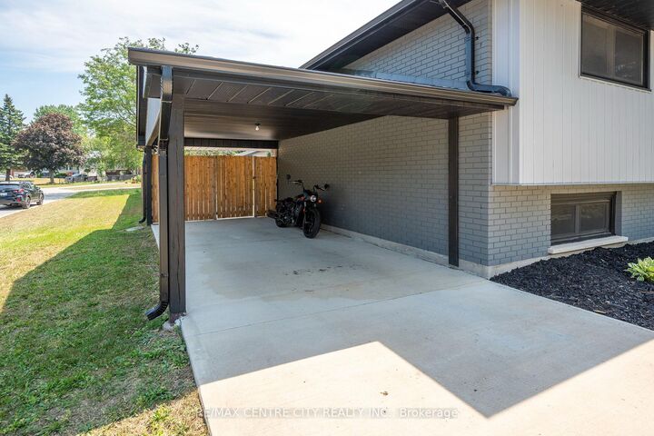 Property Photo:  140 Oakwood Place  ON N0L 1G3 