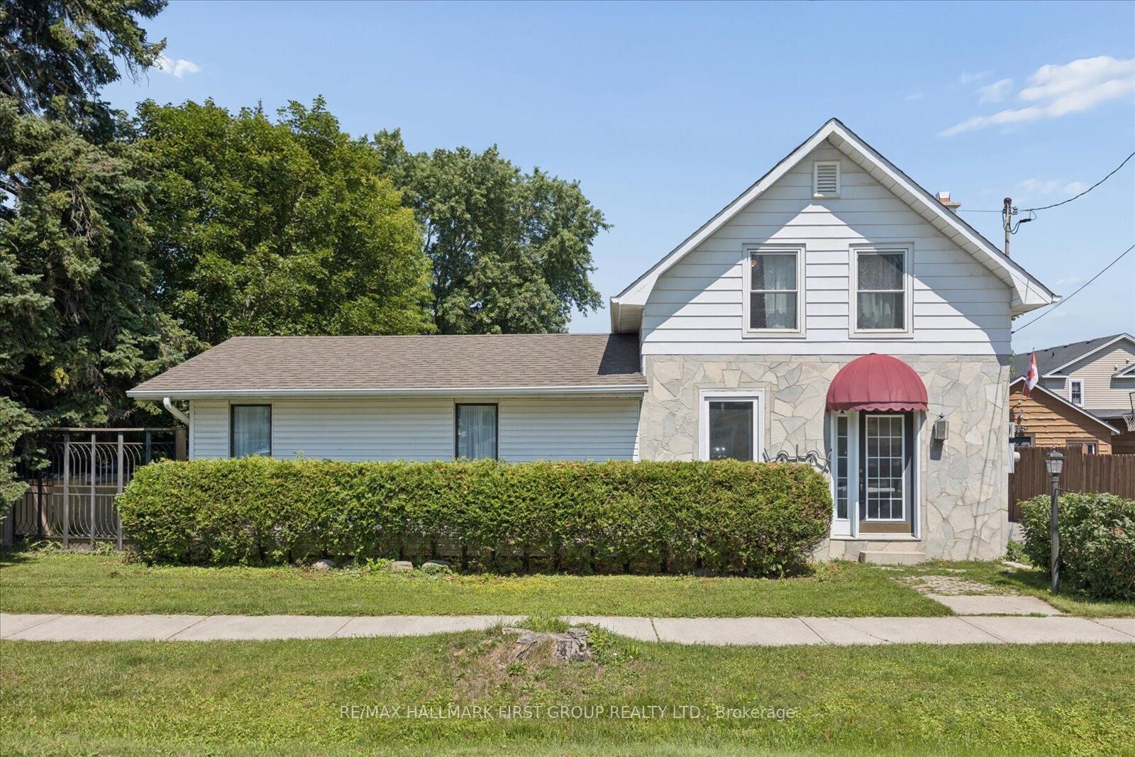 Property Photo: 211 Casimir Street ON L9L 1B7
