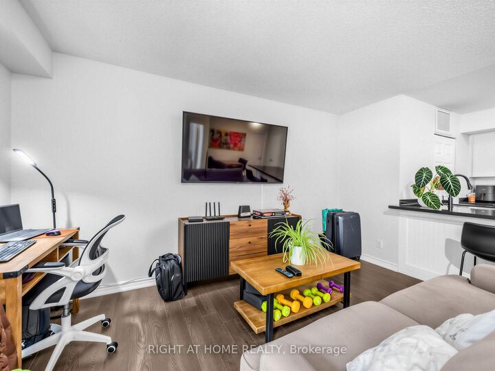 Property Photo:  95 The Queensway N/A 61  ON M6S 5A7 