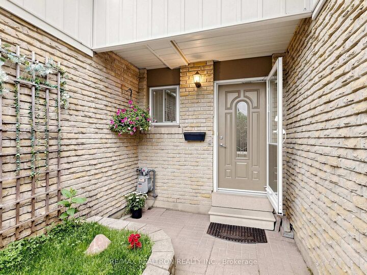Property Photo: 12 Robin Court ON L4M 5M1
