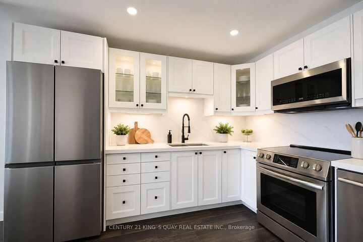 Property Photo: 25 Agnes Street 502 ON L5B 3X7