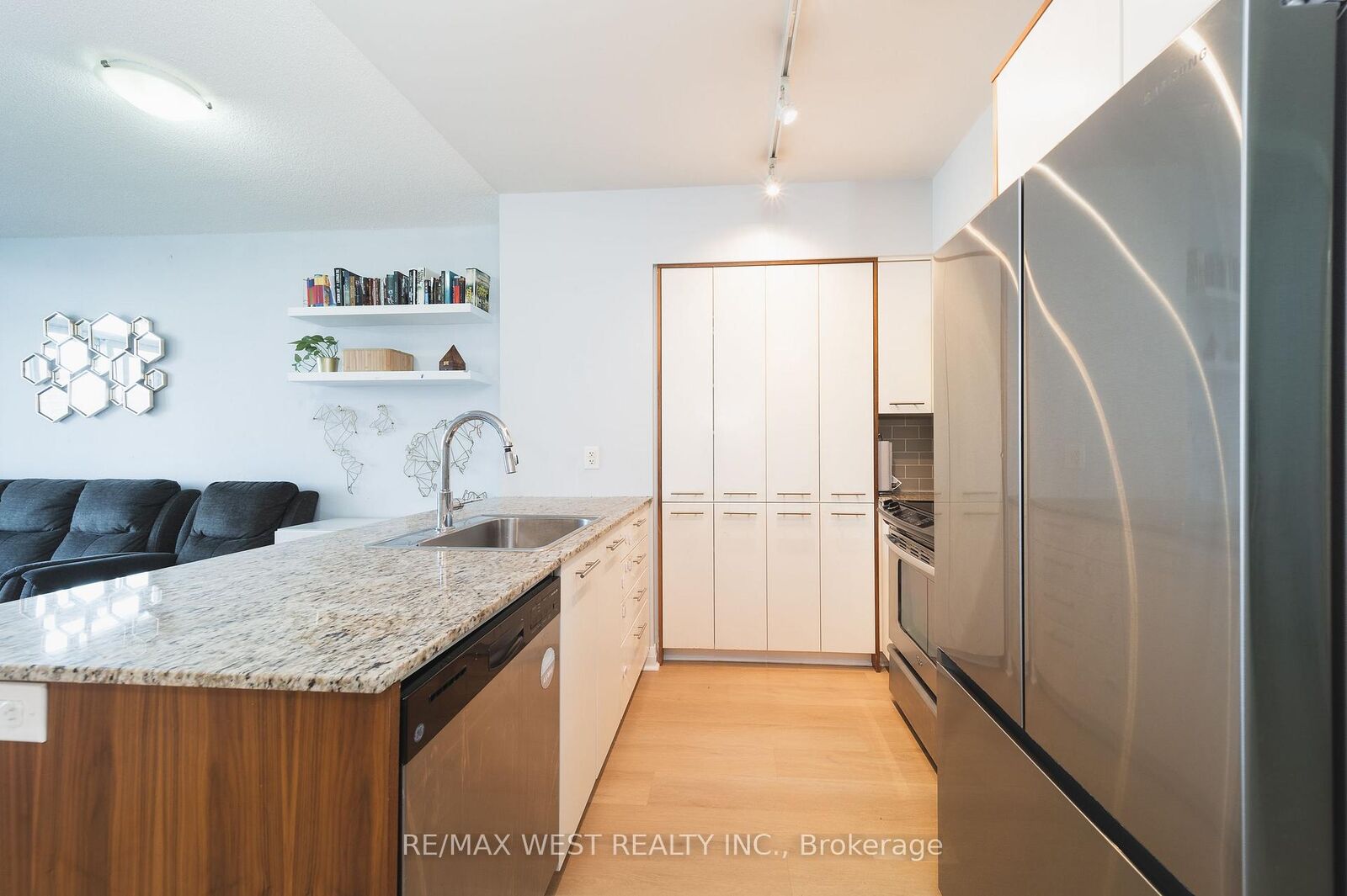 Property Photo: 1 Valhalla Inn Road 1206 ON M9B 1S9