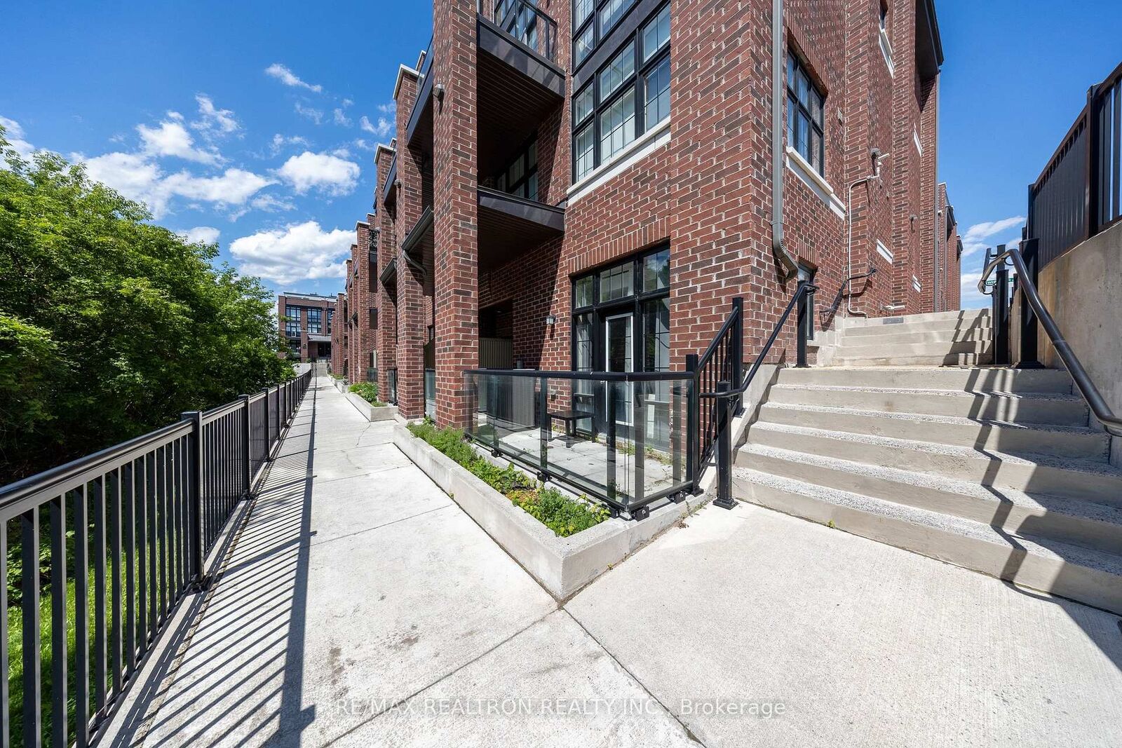 Property Photo:  6 Whitaker Way 157  ON L4A 4T4 