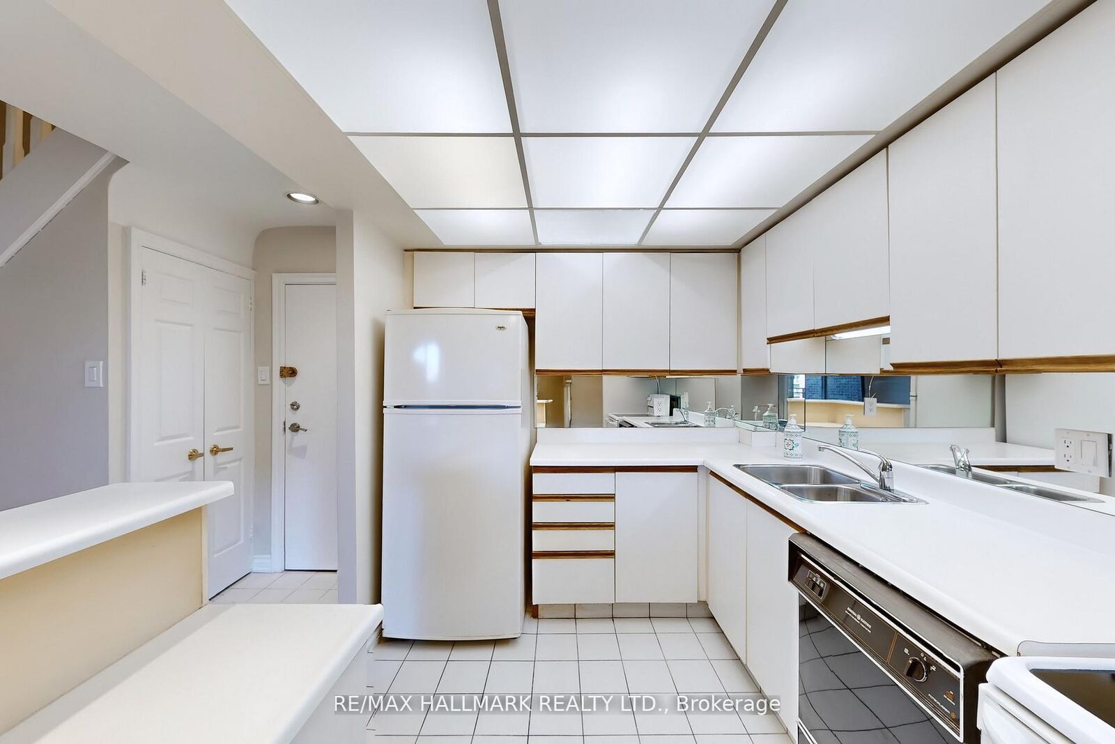 Property Photo: 16 Elgin Street 316 ON L3T 4T4