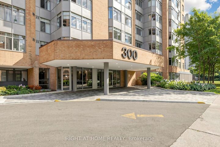 Property Photo:  300 Webb Drive Ph9  ON L5B 3W3 
