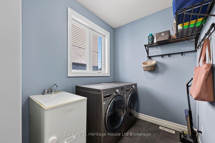 Property Photo:  924 Springbank Avenue N  ON N4T 0G1 