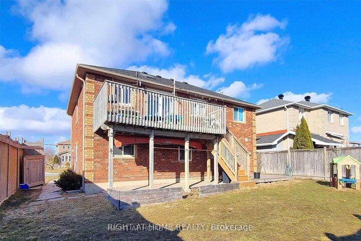 Property Photo:  229 Dunsmore Lane Upper  ON L4M 7A3 