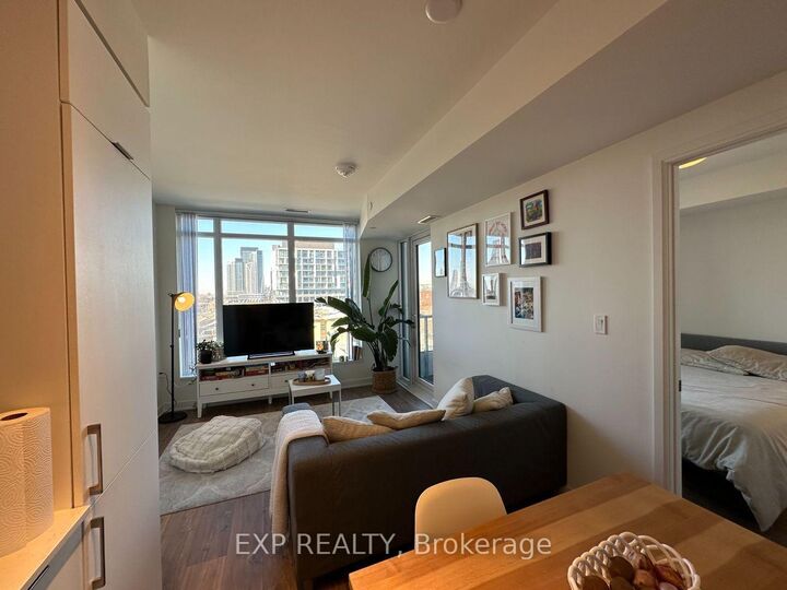 Property Photo: 27 Bathurst Street 512 ON M5V 0R1