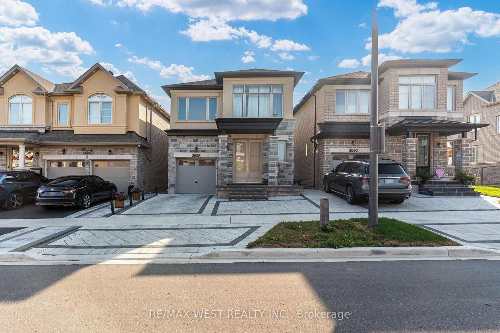 Property Photo: 2688 Sapphire Drive ON L1X 0G5