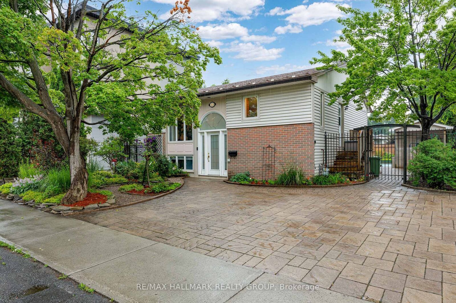 Property Photo:  1100 Bathgate Drive  ON K1J 8G1 