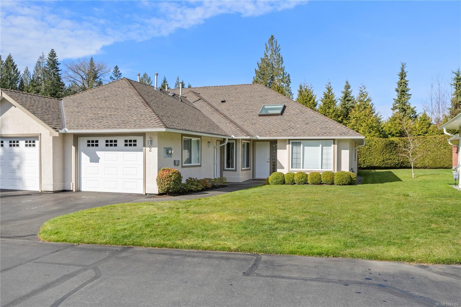 Property Photo: 850 Arbutus St #2 BC V9K 2M7