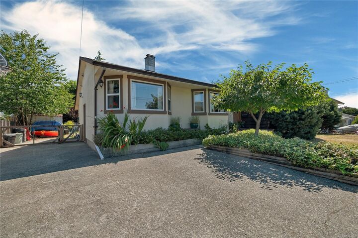 Property Photo: 885 Shellbourne Blvd BC V9W 4Z7