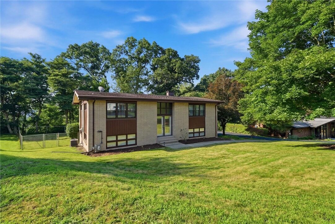 Property Photo: 1718 Mountainview Dr PA 15146