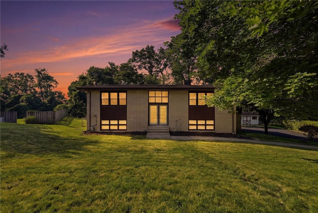 Property Photo:  1718 Mountainview Dr  PA 15146 