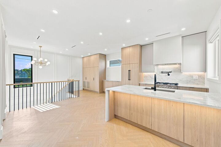 Property Photo: 646 E 23rd Avenue 3 BC V5V 1X8